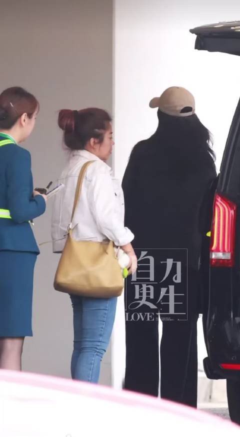 杨紫出发回北京，行程忙碌起落平安