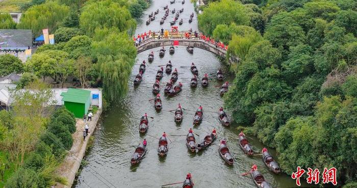 “东方威尼斯”——浙江绍兴上演乌篷船马拉松 “东方威尼斯”——浙江绍兴上演乌篷船马拉松