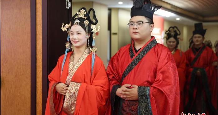 江西南昌：30对新人穿汉服办集体婚礼 倡导文明新风