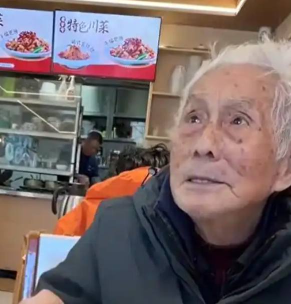 “我没有高反”:96岁爷爷独自坐43小时绿皮火车到西藏旅行 “我没有高反”:96岁爷爷独自坐43小时绿皮火车到西藏旅行