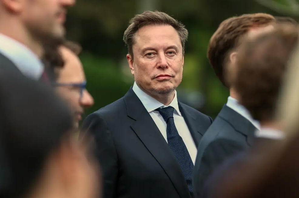Silicon Valley Discusses 'Cyber Psychosis': Elites Resume Smoking, Betting AI Will Cure Cancer as Musk Claims to Have Condition