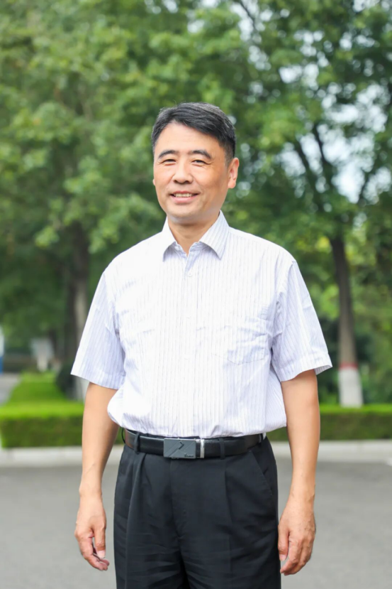 【枣职匠师】曾峰:匠心筑梦育桃李 深耕职教谱华章 【枣职匠师】曾峰:匠心筑梦育桃李 深耕职教谱华章
