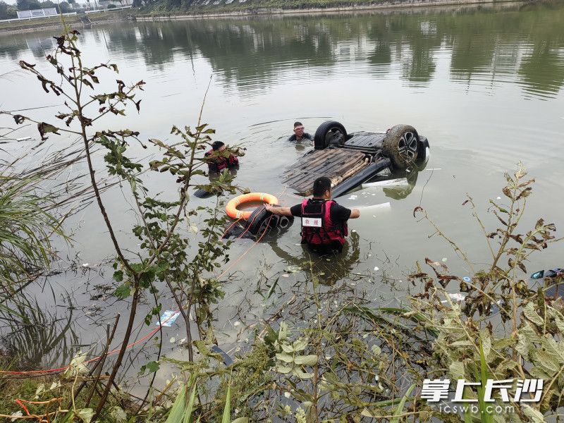 危急时刻挺身而出!长沙市蓝天救援队队员接力救出坠塘被困驾驶员 危急时刻挺身而出!长沙市蓝天救援队队员接力救出坠塘被困驾驶员