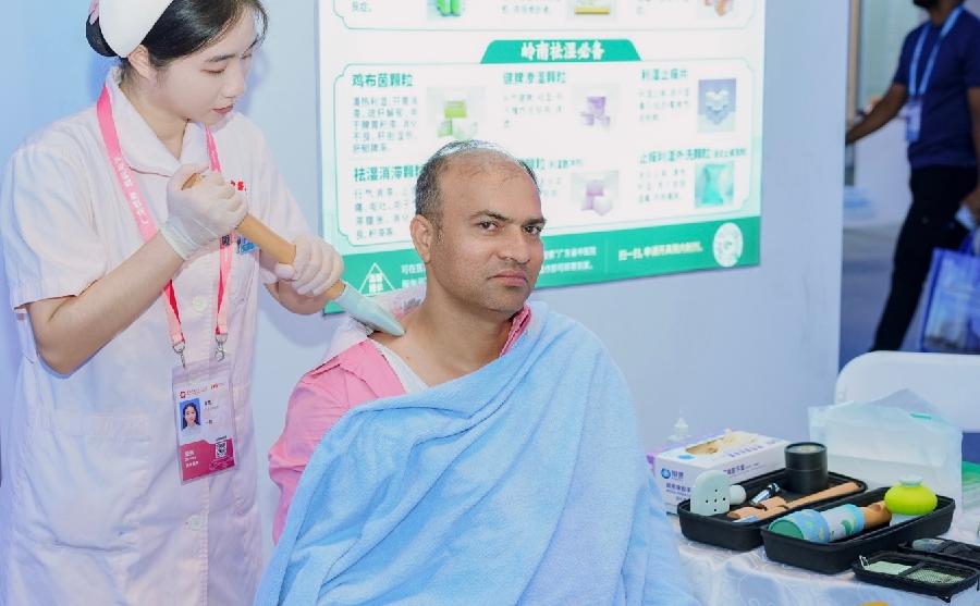 广交会首设国际医疗服务专区 广州医院向全球客商递出 广交会首设国际医疗服务专区 广州医院向全球客商递出
