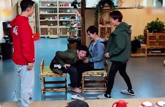 刘宪华单腿蹲失败后又遇裤子滑落