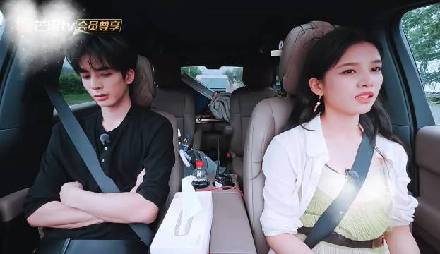 妈呀宋威龙这个拿卡纸拍张婧仪肩膀的动作真的不是普通同事会做的举动吧