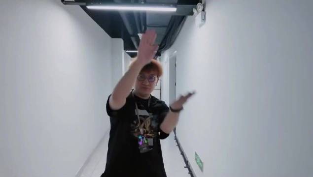 刘雨昕排练至凌晨四点调整演出服