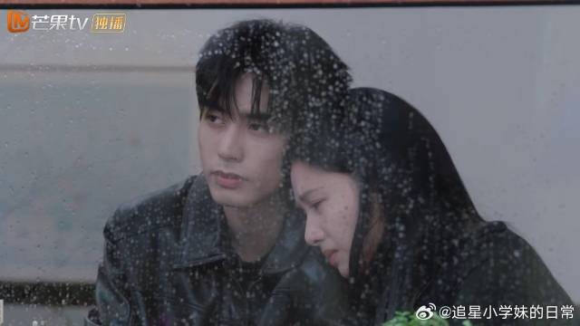 苗靖失去妈妈太难过，靠着肩膀痛哭，陈异做法太暖心