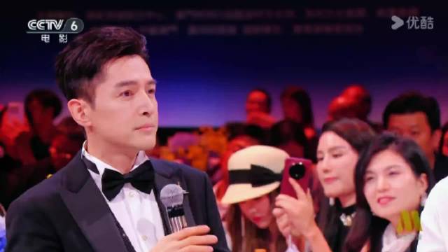 胡歌湾区晚会复刻刘德华唱腔，王祖蓝嘴搓二胡伴奏