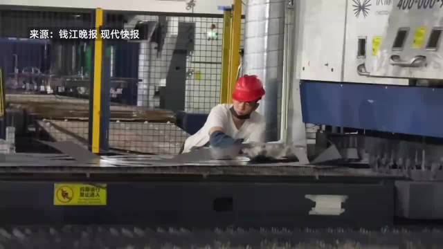 福建一工人神似陈小春，年龄姓氏口音均吻合