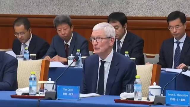 库克座谈会上发言犹如“进京述职”一身正装.腰杆笔直