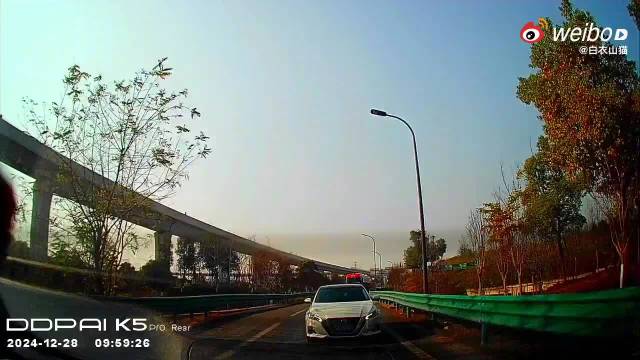 高速遇堵车停车时紧盯后方大货车