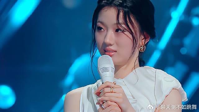 容祖儿夸赞单依纯是天才，才22岁，能有这样的实力！