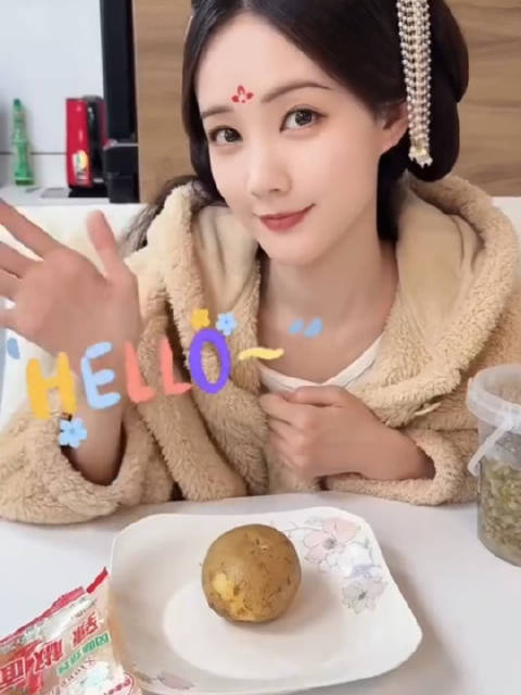 李一桐一顿饭只吃一颗土豆捣鼓半天仅吃两口
