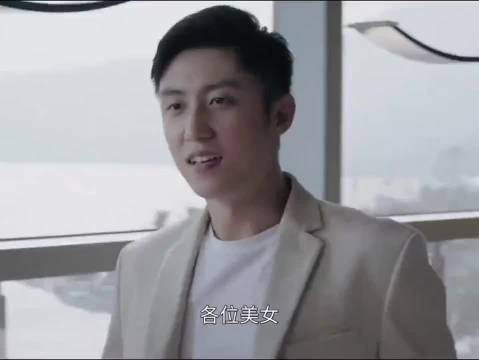 相亲一下来了三个美女，小伙眼花缭乱认不出哪个是相亲对象了