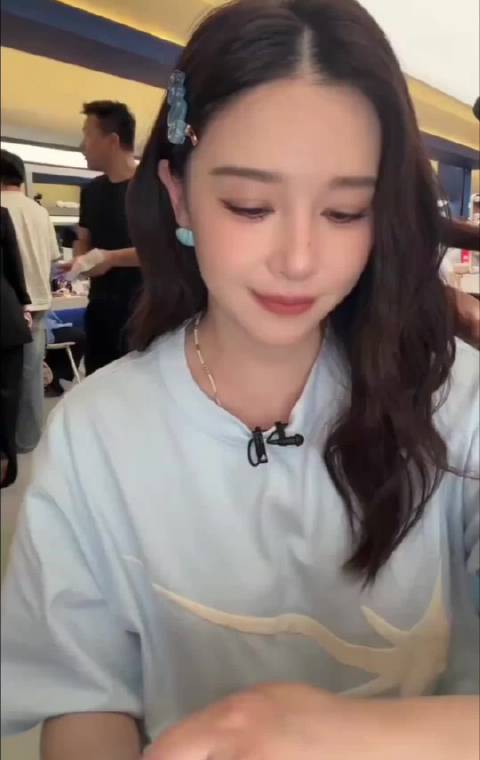 阚清子吃面包，原来大家减肥的时候都一样啊 ！