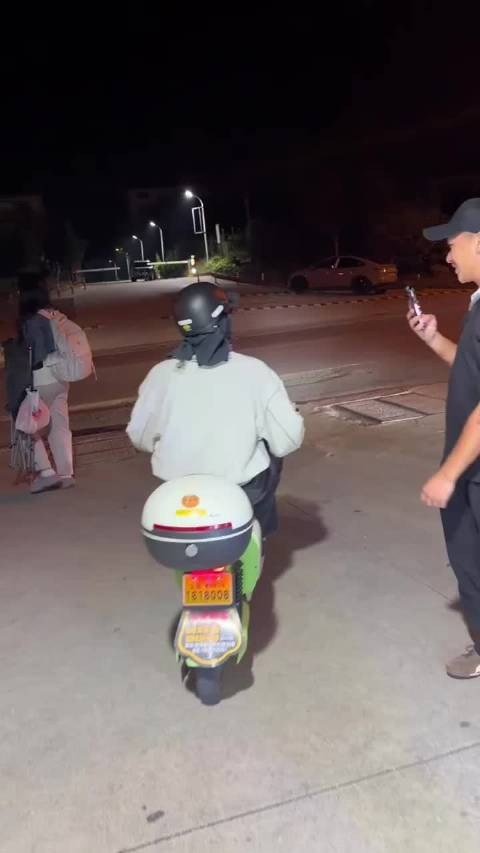 王安宇骑电动车下班 网友偶遇