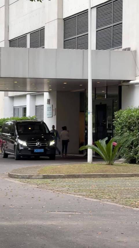 杨紫今日上海出发美女最近一直都在飞来飞去，好辛苦