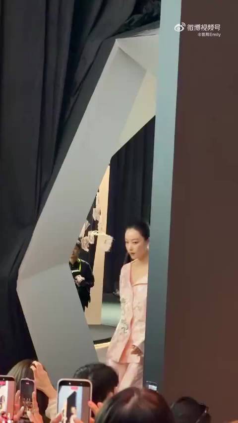 倪妮张予曦赵昭仪上海活动同框，红毯仍是倪妮统治区