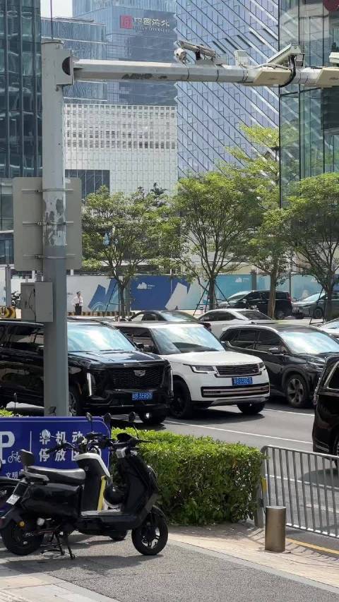 路虎揽胜遇凯迪拉克凯雷德，气场被碾压
