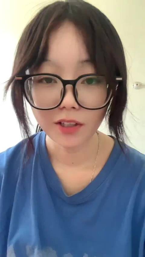 女主播揭露团播潜规则，何炅曾称经纪公司签百人拖违约金