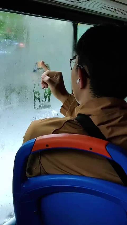 公交车上的一位年轻人