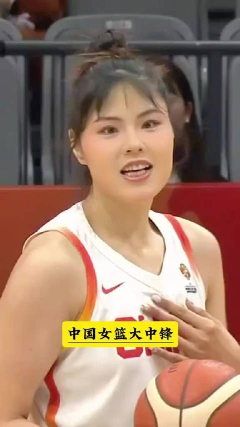 李月汝登场与王思雨默契连线，篮下强攻顶飞对手