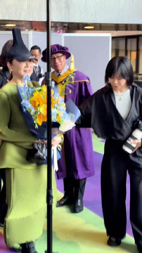 徐克获颁香港演艺学院荣誉博士 林青霞到场献花祝贺