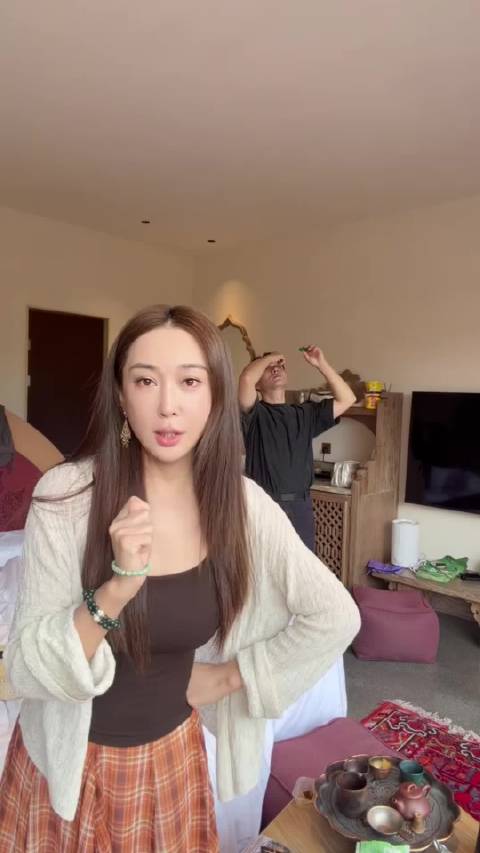 杜若溪说和严屹宽一起旅行，所以东西都是她安排