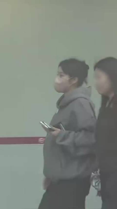 她好像有个采访说不结婚生娃 事业怎么办会受影响之类的 是谁让她改变了想法呢