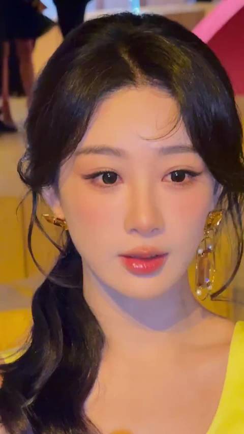 老刘镜头下纪梵希女郎杨紫美貌溢出屏幕