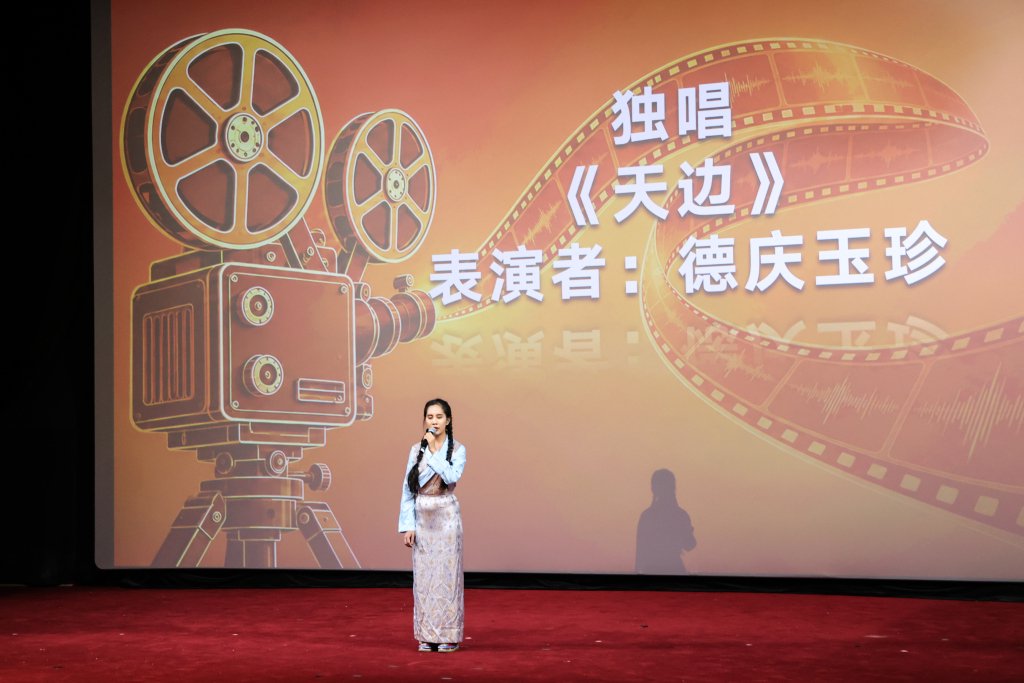 视障群体走进影院“看”盲人球队的故事 视障群体走进影院“看”盲人球队的故事