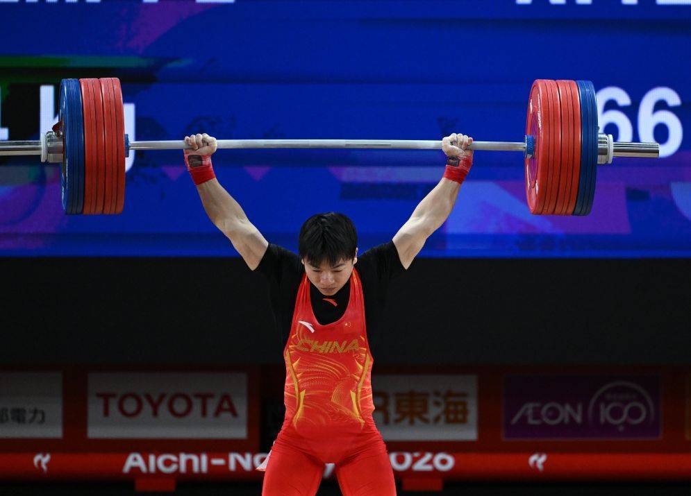 拿下中国举重亚运会首金 杨洋:小时候举石头,长大拿金牌|封面独家 拿下中国举重亚运会首金 杨洋:小时候举石头,长大拿金牌|封面独家