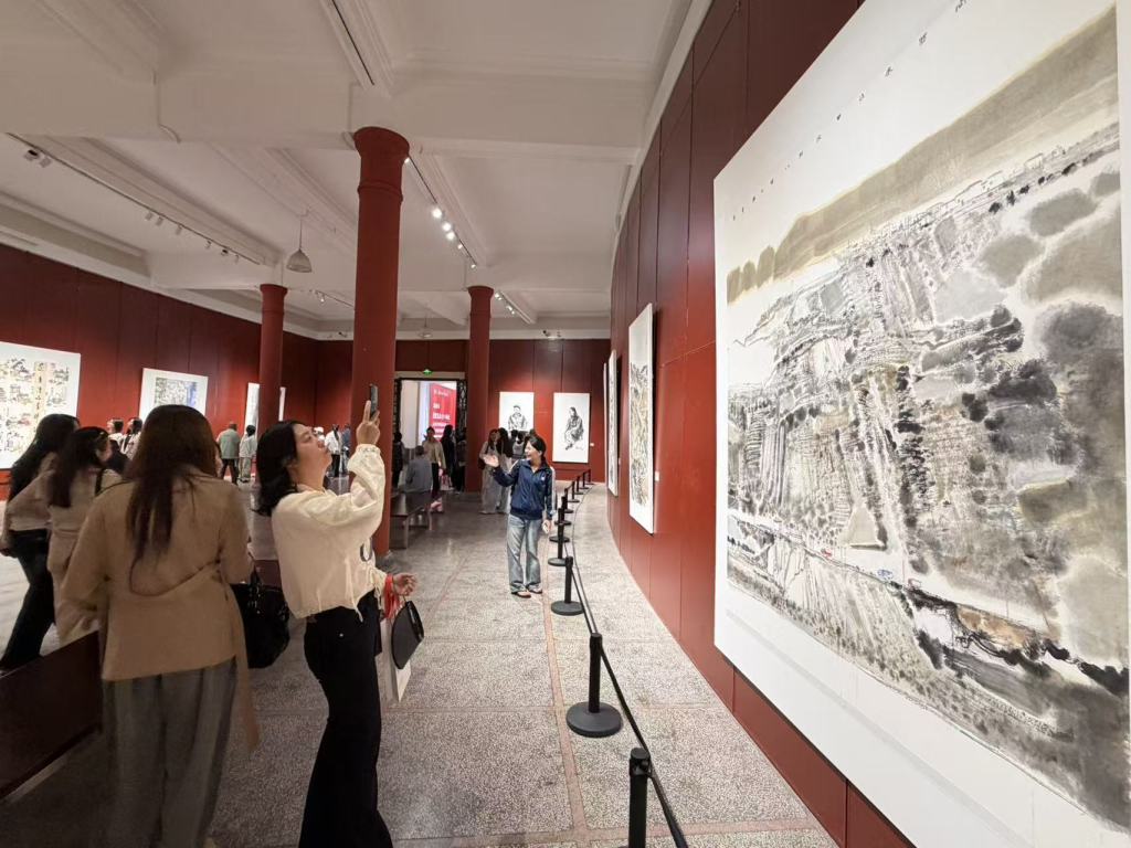 云南大学艺术与设计学院展出20年教学成果师生作品 云南大学艺术与设计学院展出20年教学成果师生作品
