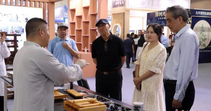 樟树药交会:樟帮中药炮制技艺展演尽显药工功底 樟树药交会:樟帮中药炮制技艺展演尽显药工功底