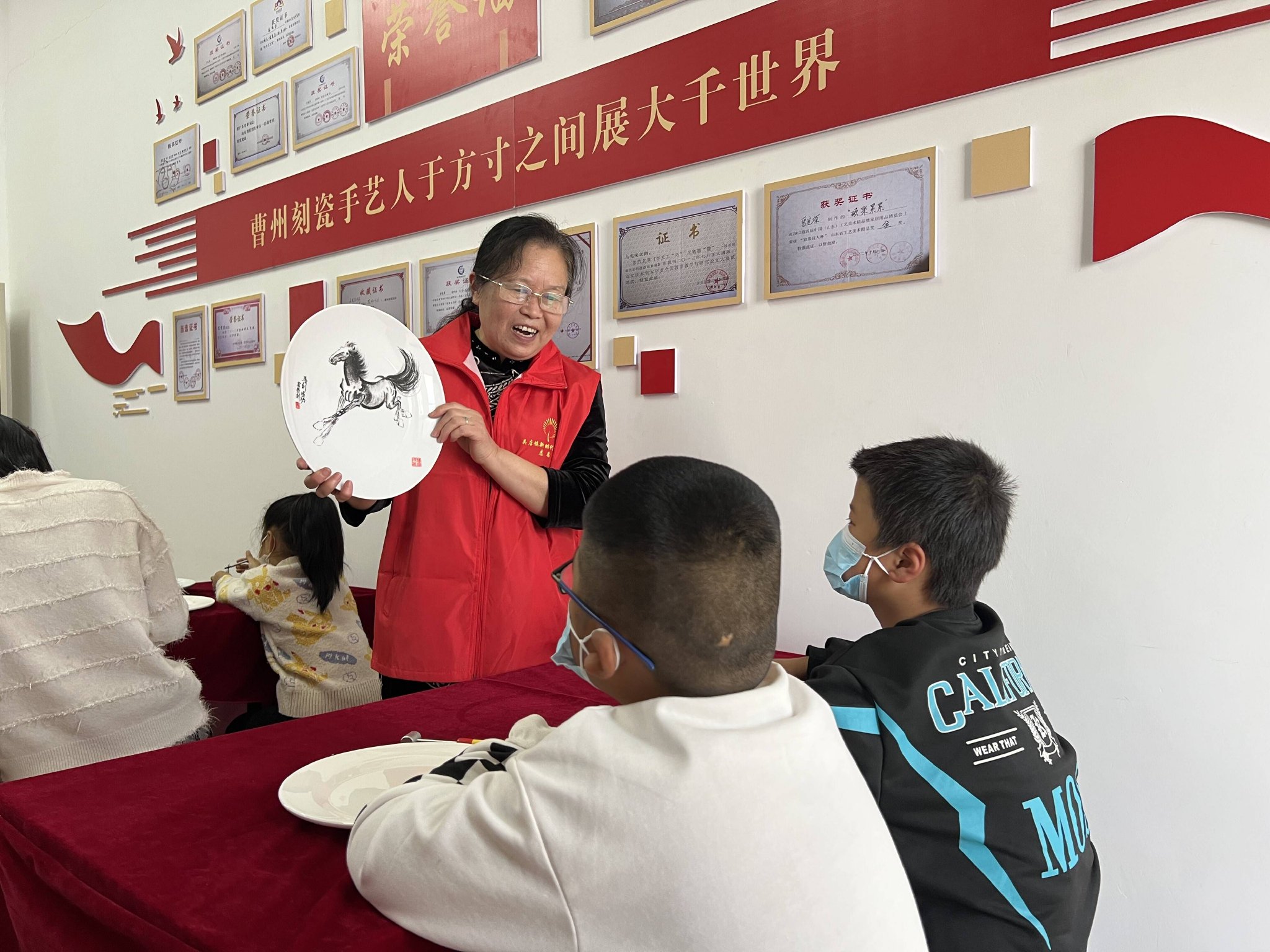 曹州刻瓷传承人马宪荣：以“匠心”守“诚心” 在诚实守信中精益求精