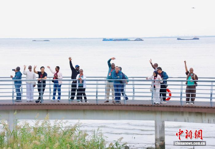 “工业锈带”变“生态秀带” 外媒记者在江苏南通感受长江生态之美 “工业锈带”变“生态秀带” 外媒记者在江苏南通感受长江生态之美