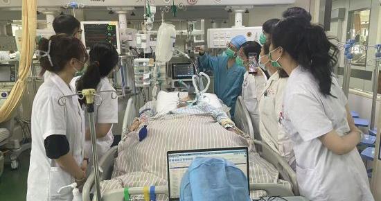 ICU里的生命“守门人”——记江西中医药大学附属医院重症医学科徐晖 ICU里的生命“守门人”——记江西中医药大学附属医院重症医学科徐晖