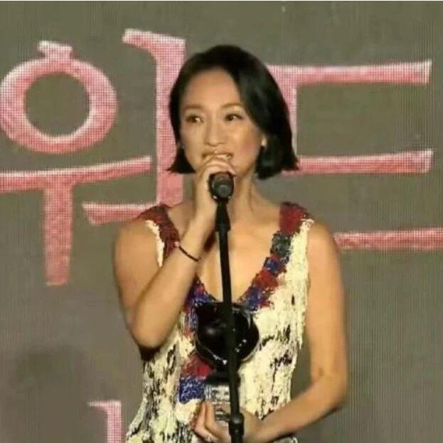 釜山电影节多部华语片获奖，周迅凭借《初次尝到寂寞》拿下“最佳演员奖”，当被问及片中哪场戏最让她动情时，周迅情绪激动落泪