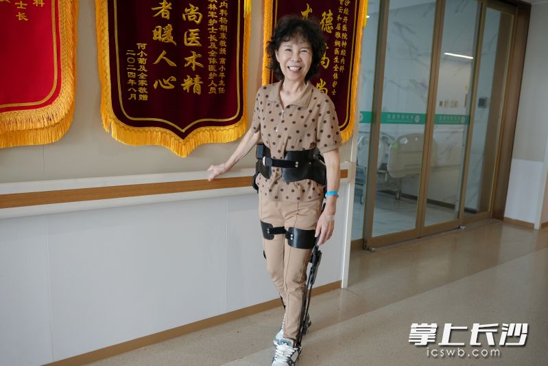 74岁奶奶穿上长沙造“隐形机器人”,病房里迈出自信步伐 74岁奶奶穿上长沙造“隐形机器人”,病房里迈出自信步伐