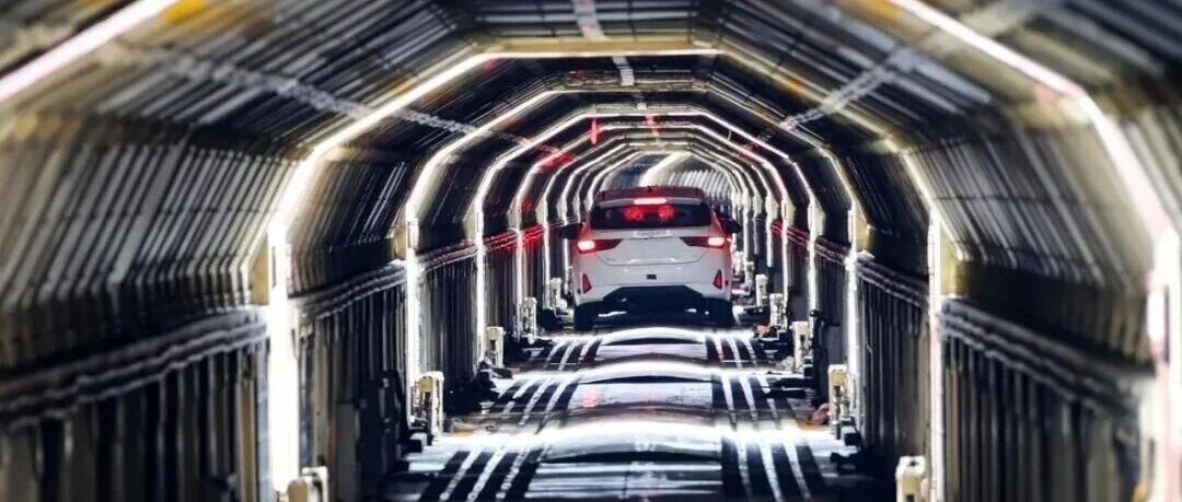 “宝宝巴士”上火车，出国！