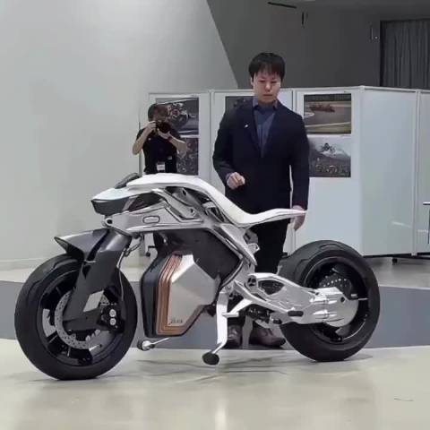 MOTOROiD 2，雅马哈最新的自动驾驶和自动平衡摩托车，有点意思