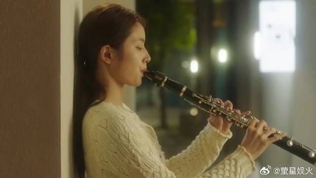 吴镇宇也太会拍了，徐若晗灯光下演奏好美，谁料下秒镜头一转反差太大了！
