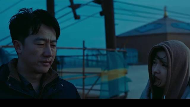 妻子赌气称孩子非亲生，丈夫踩油门冲向她