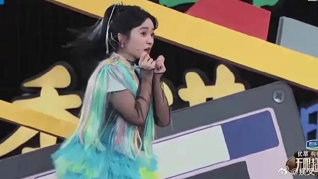 沈月一口塑料粤语 台上表演鸡蛋仔太抽象，笑得腹肌都快出来了！