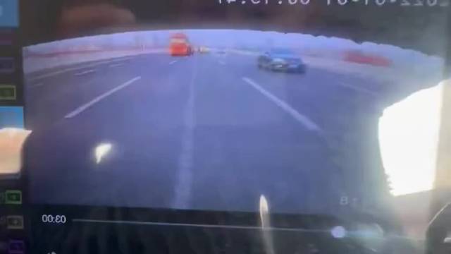 白车撞击货车，造成货车失控！