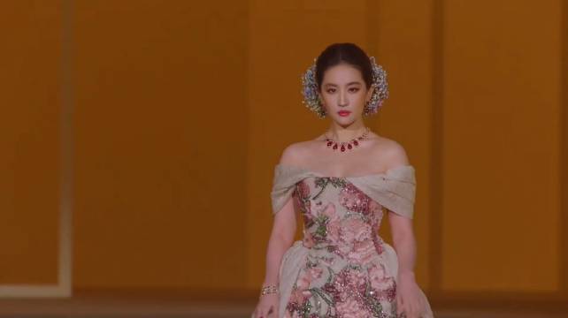 刘亦菲4分钟绝美走秀，独特东方美成中国名片