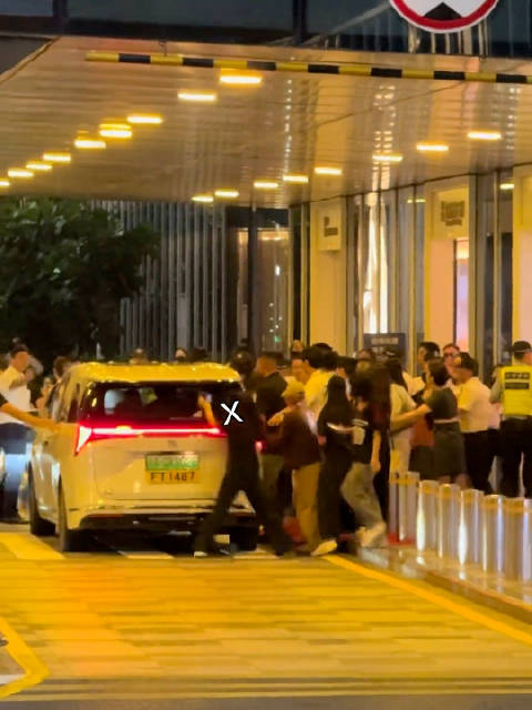 看到张真源机场被楼的ss围堵，追星的和不追星的都沉默了吧……好吓人