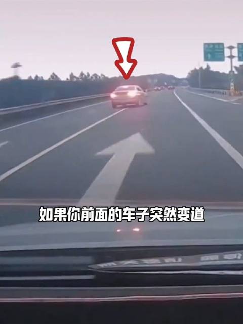徐浦大桥白色小轿车强行超车撞大货车致惨剧