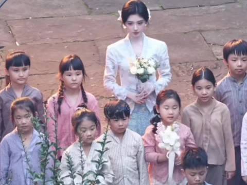 鞠婧祎今日《我本盛夏》副本捧鲜花笑眼盈盈